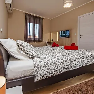 https://apartment-panoss.in-istria.net